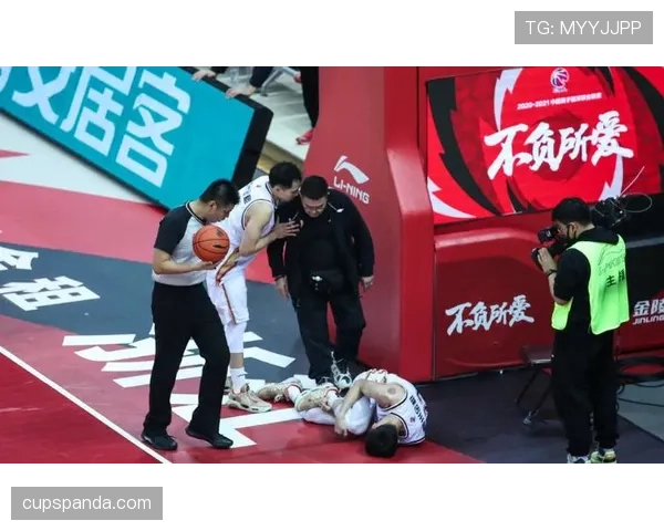 球员暂时离场检查，裁判如何判定其能否继续比赛？